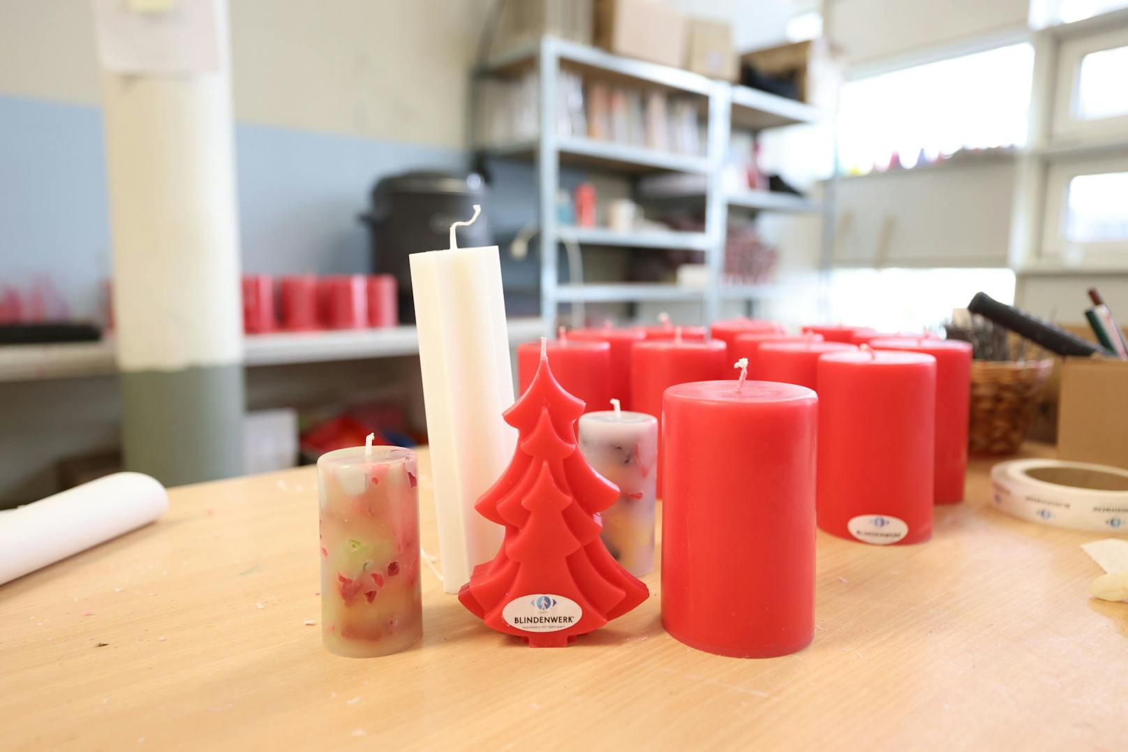 Der "Heute"-Tipp sind die Tannenbaum-Kerzen (gibt's in rot oder weiß) und die bunten Kerzen (links im Bild), die aus verschieden farbenen Wachsresten entstehen.