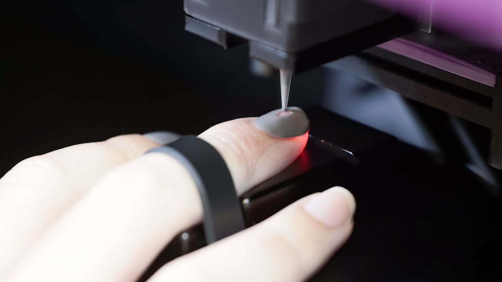 Ein 3D-Drucker, der auch Nägel "bepinselt". Eine geniale Erfindung, die ziemlich schnell zur Konkurrenz für Nagelsalons werden könnte.
