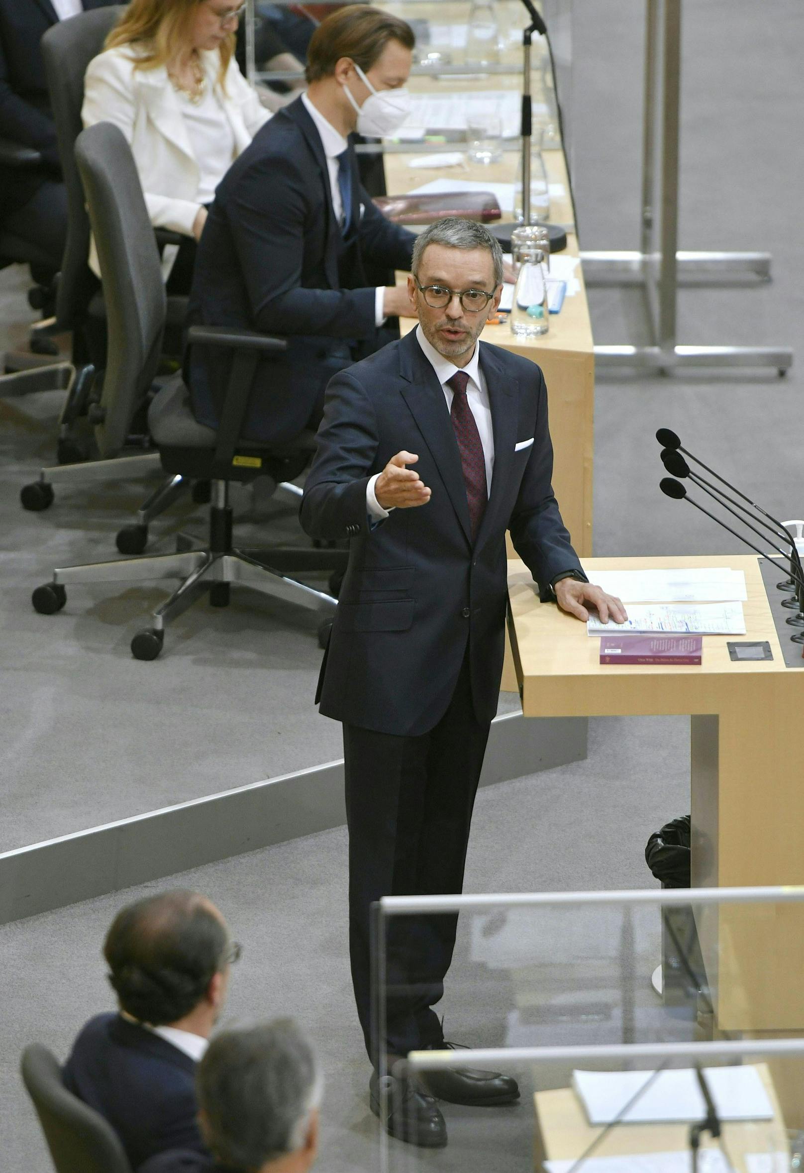 FPÖ-Chef Herbert Kickl hatte für den gefallenen Kanzler Sebastian Kurz im Nationalrat nur Kritik und Spott über – machte ihm aber ein Geschenk.