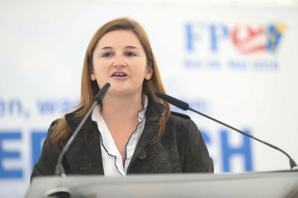 Salzburgs FPÖ-Chefin Marlene Svazek befindet sich freiwillig in Quarantäne, nachdem sich ein Mitarbeiter mit dem Virus infizierte.