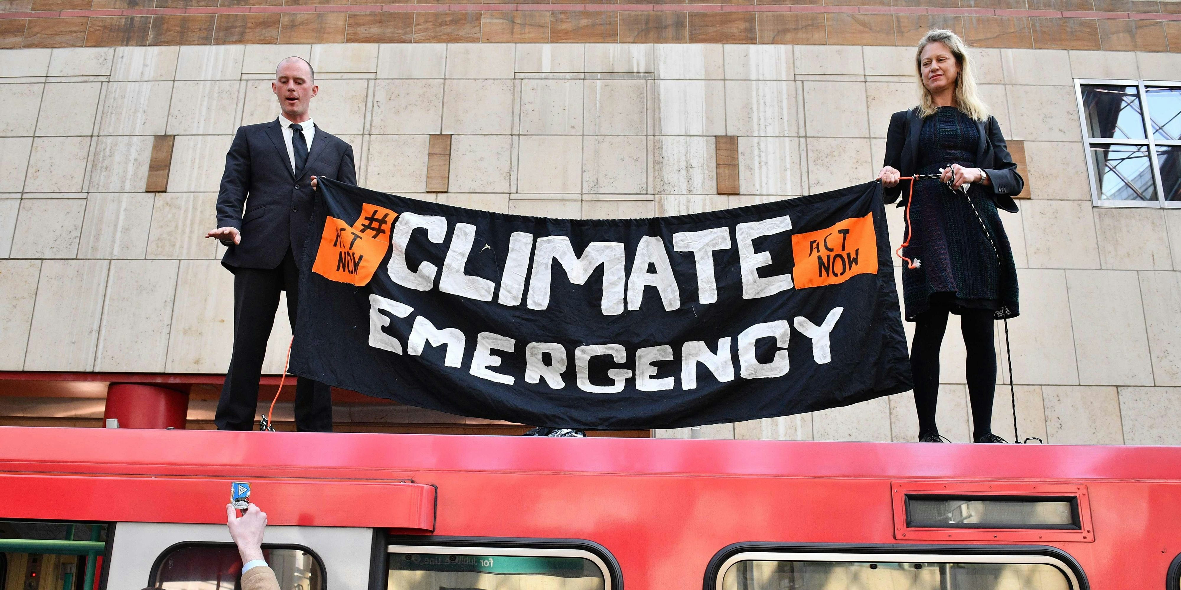 Ehefrau von Öfﬁ -Chef klebt sich an Zug fest