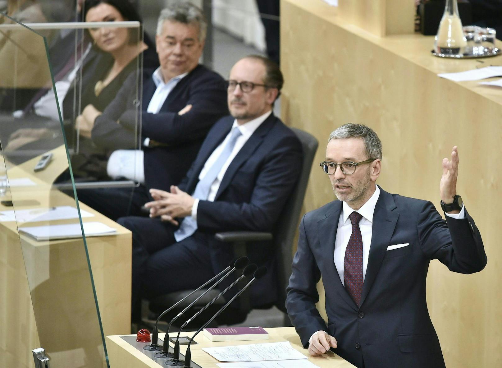 FPÖ-Chef Herbert Kickl hatte für den gefallenen Kanzler Sebastian Kurz im Nationalrat nur Kritik und Spott über – machte ihm aber ein Geschenk.