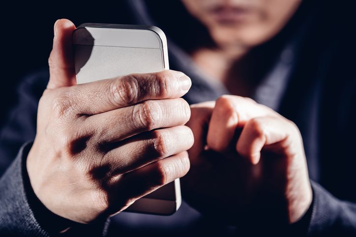 Handy-Aufnahmen ließen einen 19-Jährigen in Vöcklabruck austicken. (Symbolbild).