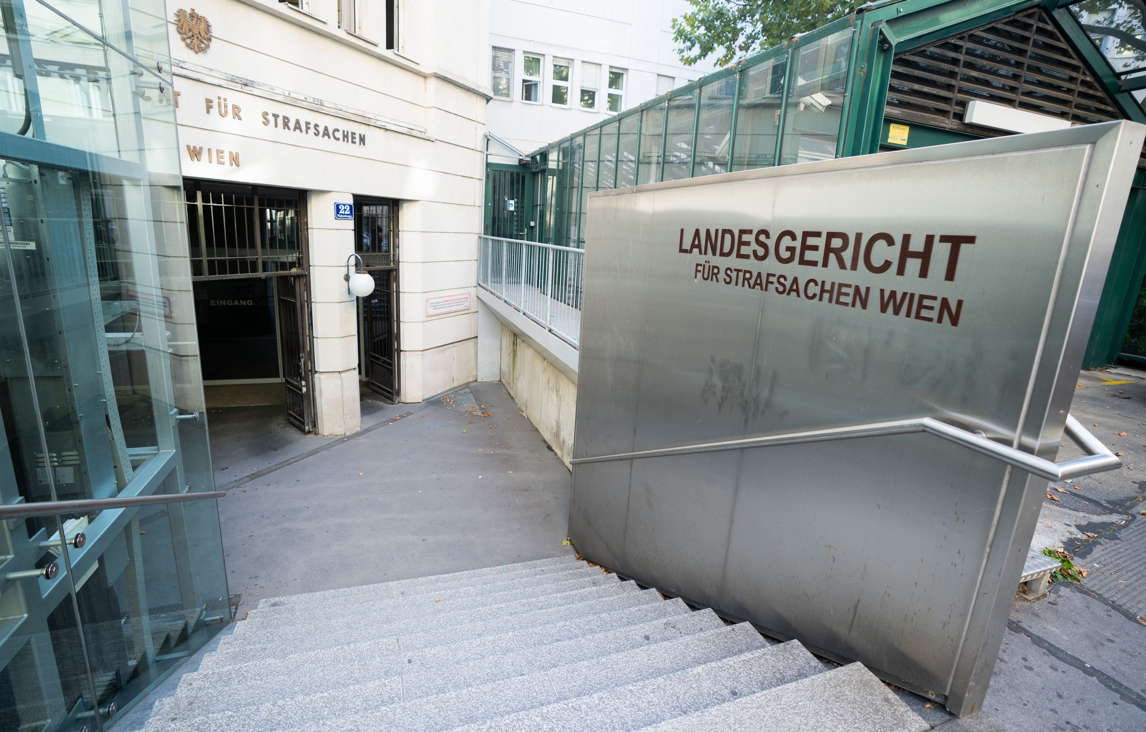 Acht Jahre Für Versuchte Vergewaltigung Auf Spielplatz | Heute.at