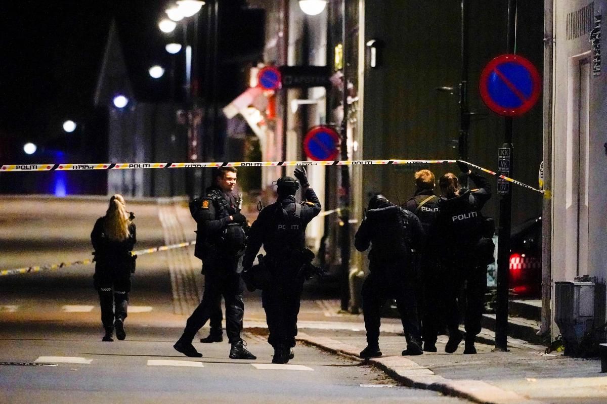 Die Polizei sichert Spuren um möglichst viele Informationen über das Geschehene zu erhalten.