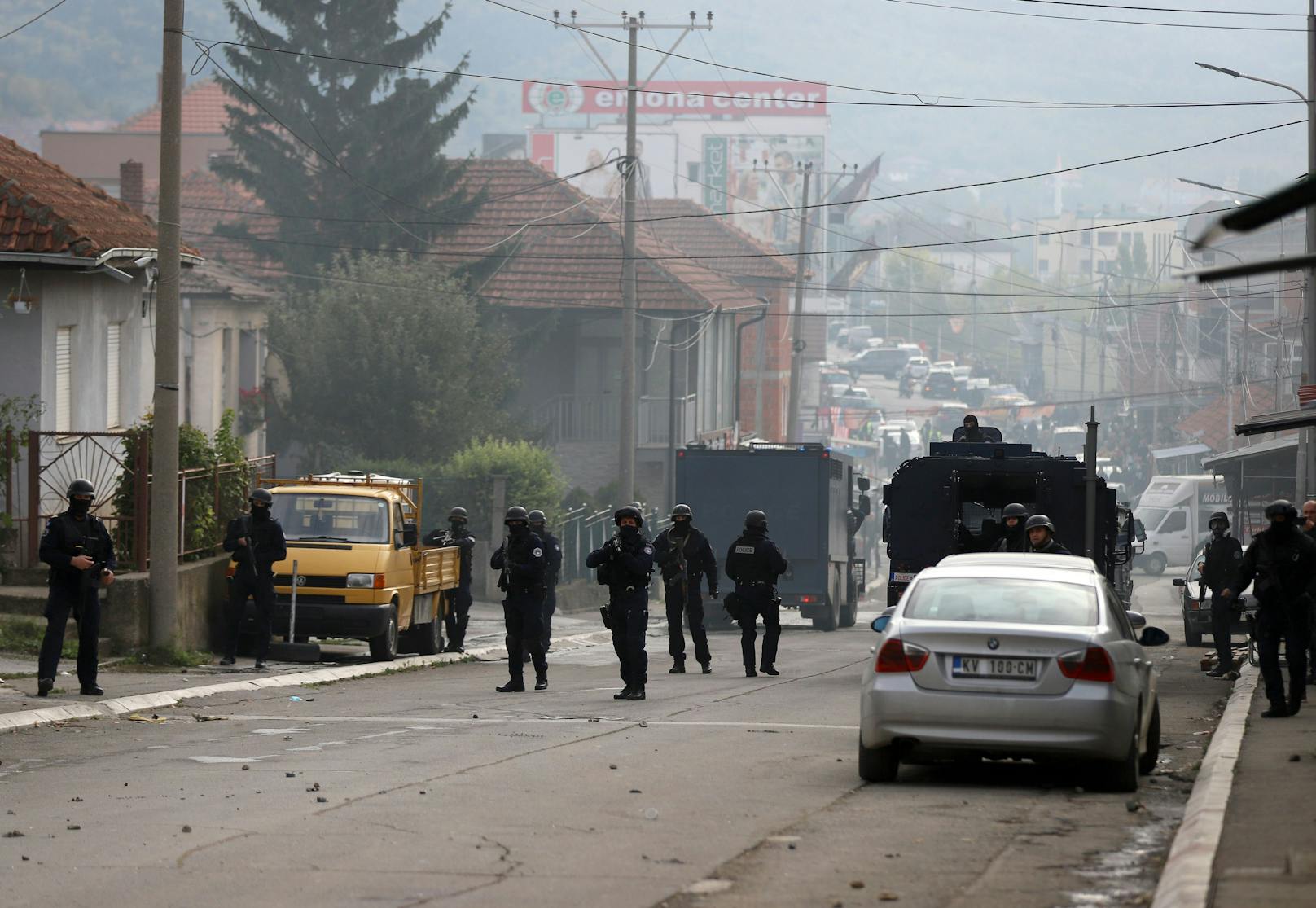 Laut Angaben des Premierministers von Kosovo, Albin Kurti, handelte es sich bei dem Zugriff um einen Einsatz im Kampf gegen Kriminalität und Schmuggel.