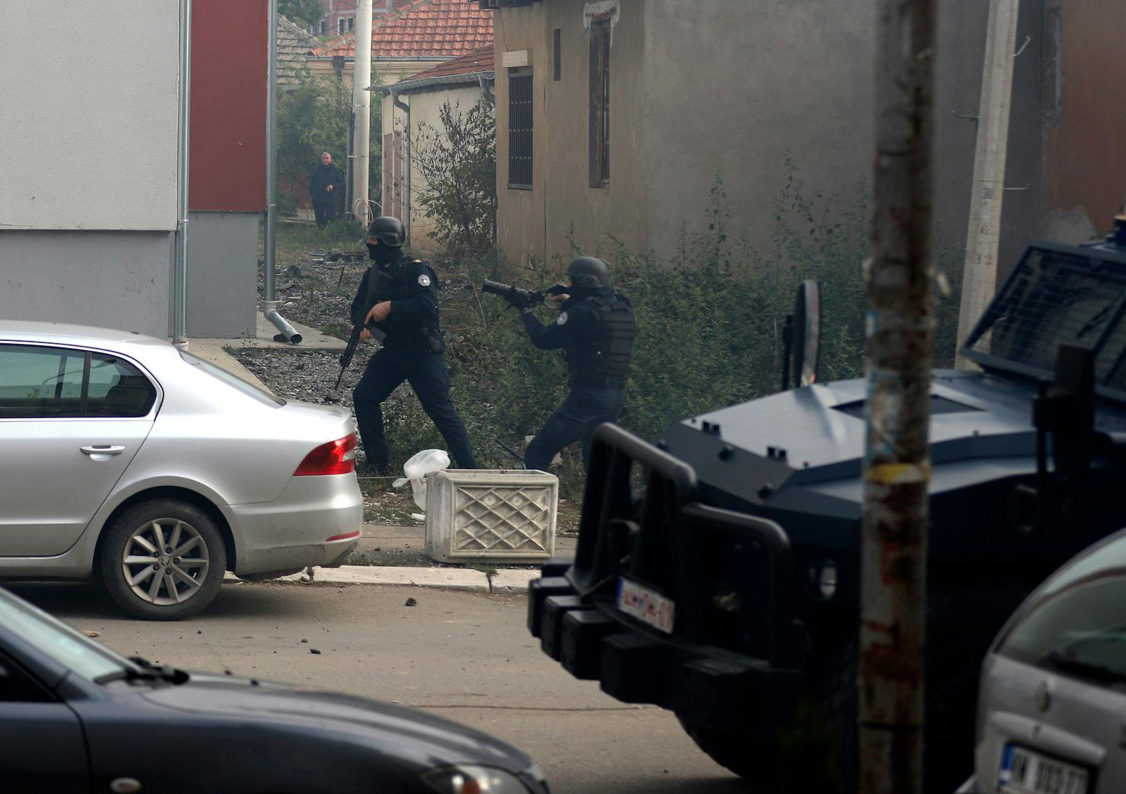Im Zuge dieses Polizeieinsatzes wurden auch mehrere Geschäfte im nördlichen Teil von Mitrovica und umliegenden Orten geschlossen, heißt es weiter.