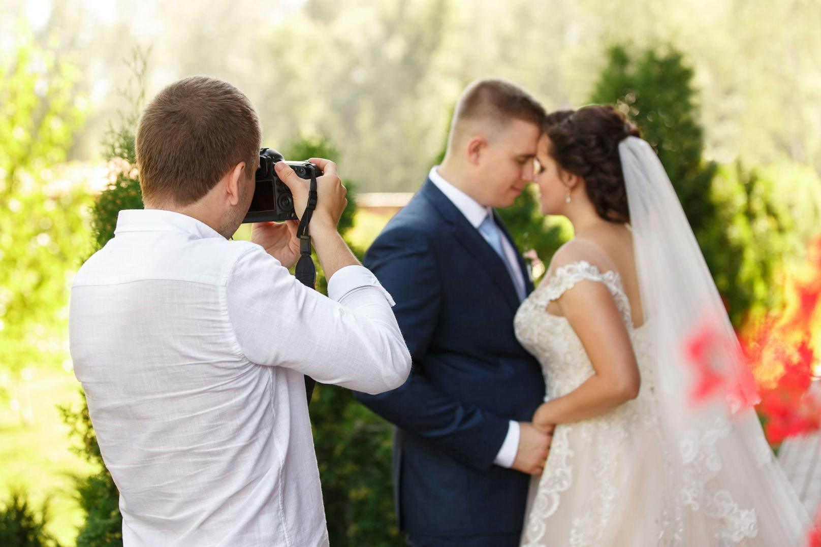 Die Dreistigkeit des geizigen Bräutigam ließ den Hochzeitsfotografen auszucken. Symbolbild
