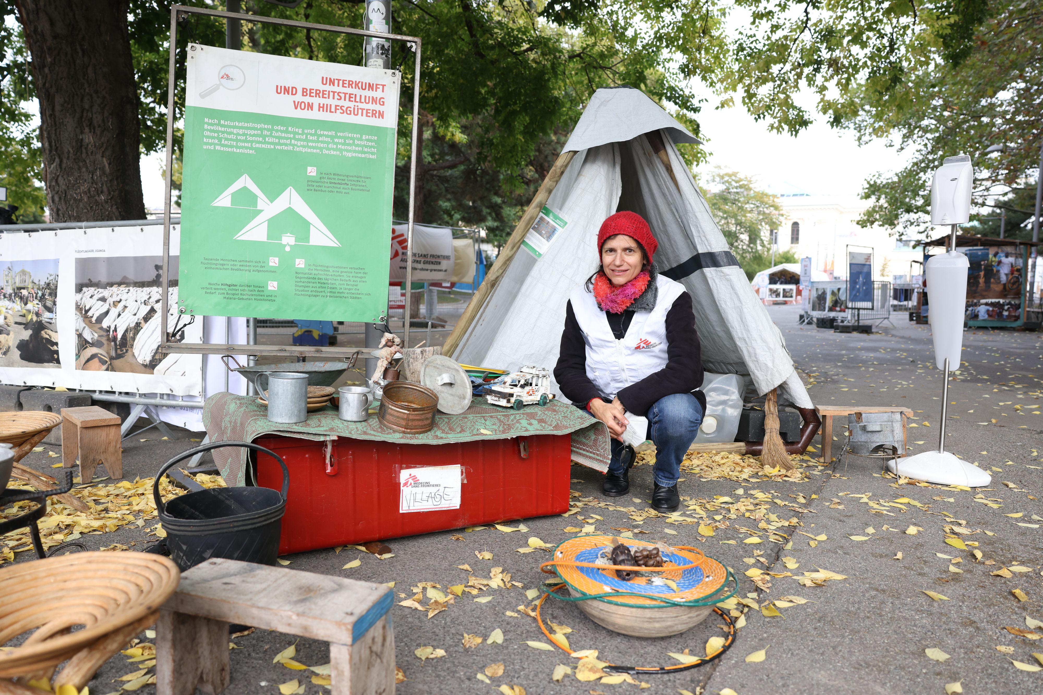 Projektleiterin Marion Jaros-Nitsch erklärt vor Ort, wie "Ärzte ohne Grenzen" nach Naturkatastrophen oder Krieg und Gewalt Menschen mit Zeltplanen, Decken und andere Hilfsgüter versorgt.