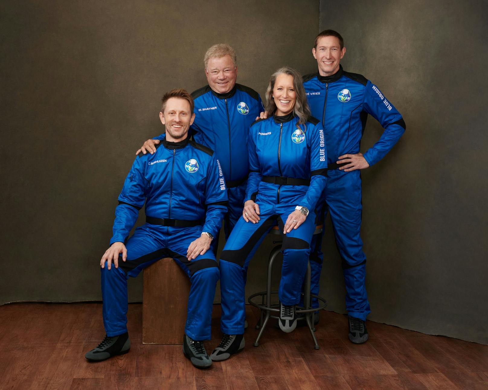 Gemeinsam mit <strong>William Shatner</strong> sind der frühere Nasa-Ingenieur <strong>Chris Boshuizen</strong>, der Unternehmer <strong>Glen de Vries</strong> und die stellvertretende Chefin von Blue Origin, <strong>Audrey Powers</strong>, mitgeflogen.
