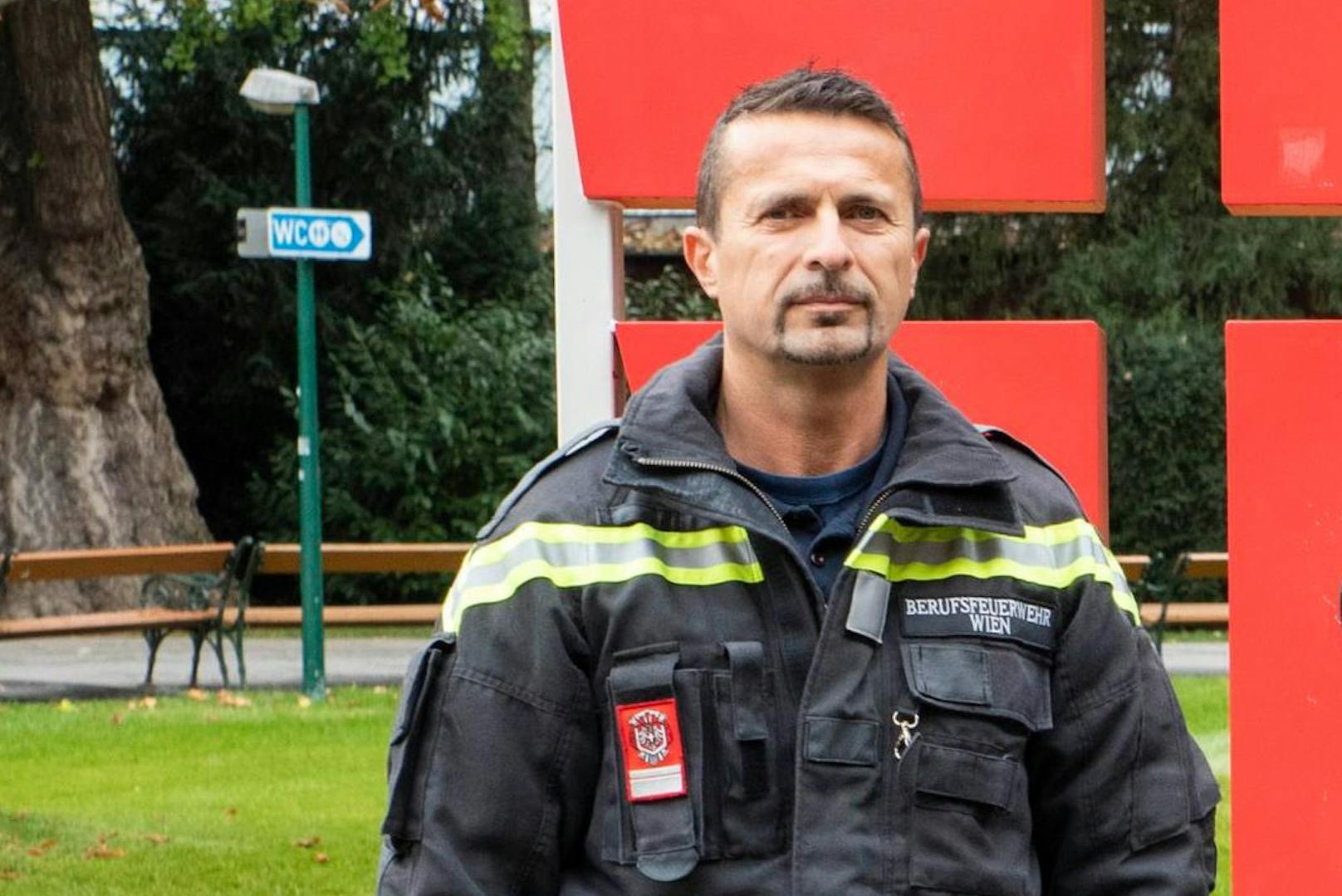Josef R. (52) ist seit 27 Jahren bei der Rathauswache. Jetzt fasste der Berufsfeuerwehrmann beim Training mit einem Freund einen flüchtenden Schlepper.