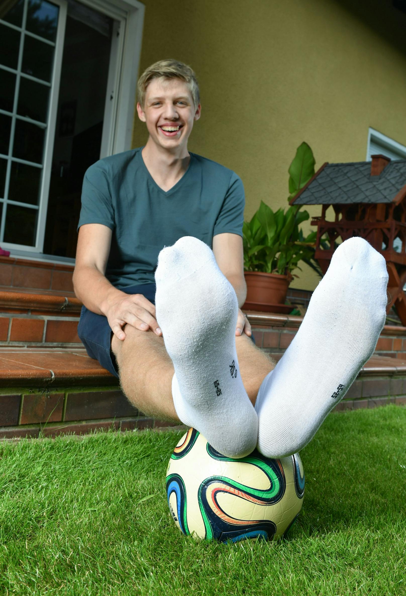 Aufgrund seiner großen Füße kann Lars leider keine Sportarten wie Fußball oder Basketball spielen. Der Grund: Es gibt kein geeignetes Schuhwerk in seiner Größe.&nbsp;