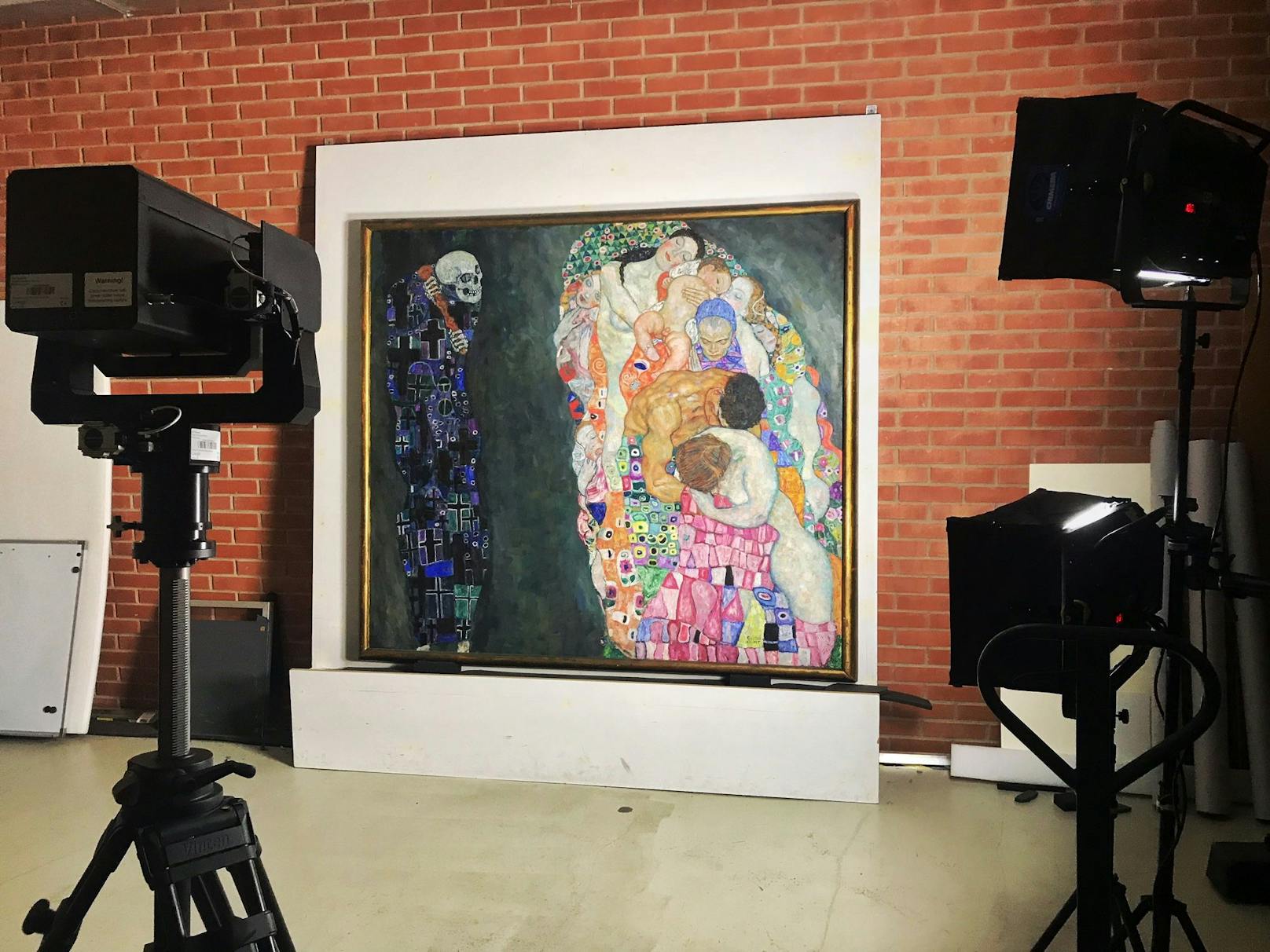 "Klimt vs. Klimt – The Man of Contradictions" zeigt in der Online-Ausstellung rund 700 Exponate, darunter etwa 120 Gemälde, 300 Zeichnungen, 15 Wandgemälde, 200 Fotos oder Briefe und 120 kuratierte Online-Ausstellungen.
