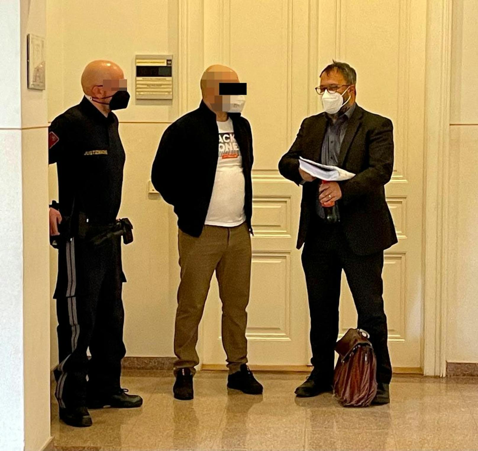 Der Angeklagte (Mitte) mit Anwalt Mag. Rivo Killer (re.)