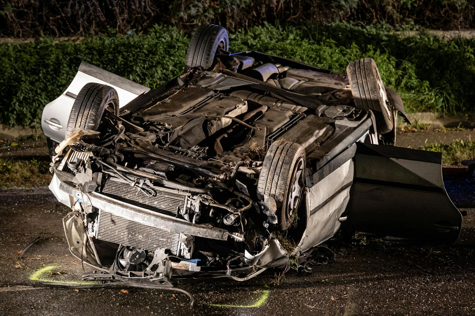 Der Lenker kam bei dem schweren Unfall ums Leben, sein Beifahrer wurde schwer verletzt.