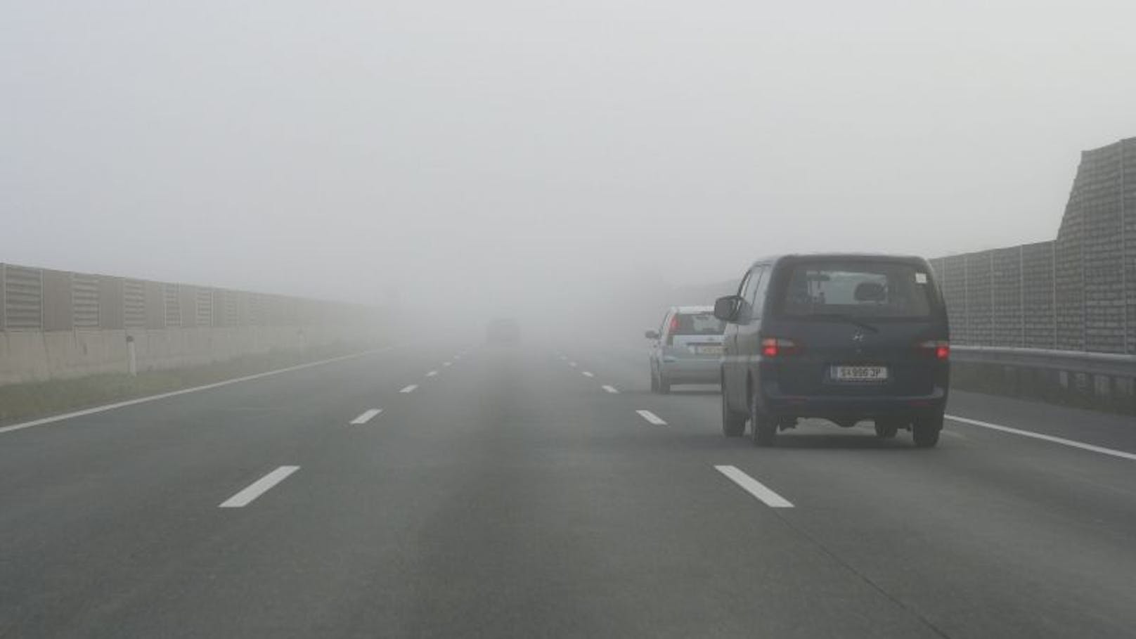 Gerade im Herbst ergibt sich durch Nebel eine erhöhte Gefahrenlage im Straßenverkehr.