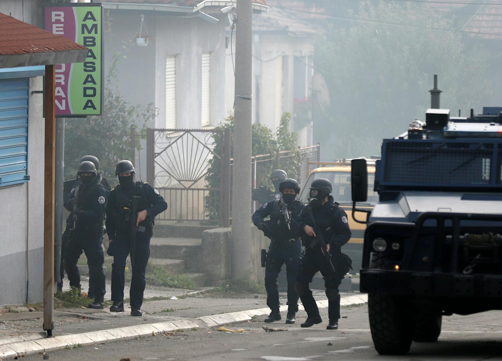 Mittwochmorgen kam es unter anderem im mehrheitlich von Serben bewohnten Norden der Stadt Mitrovica (Kosovo) zu einem Übergriff der kosovarischen Polizei.