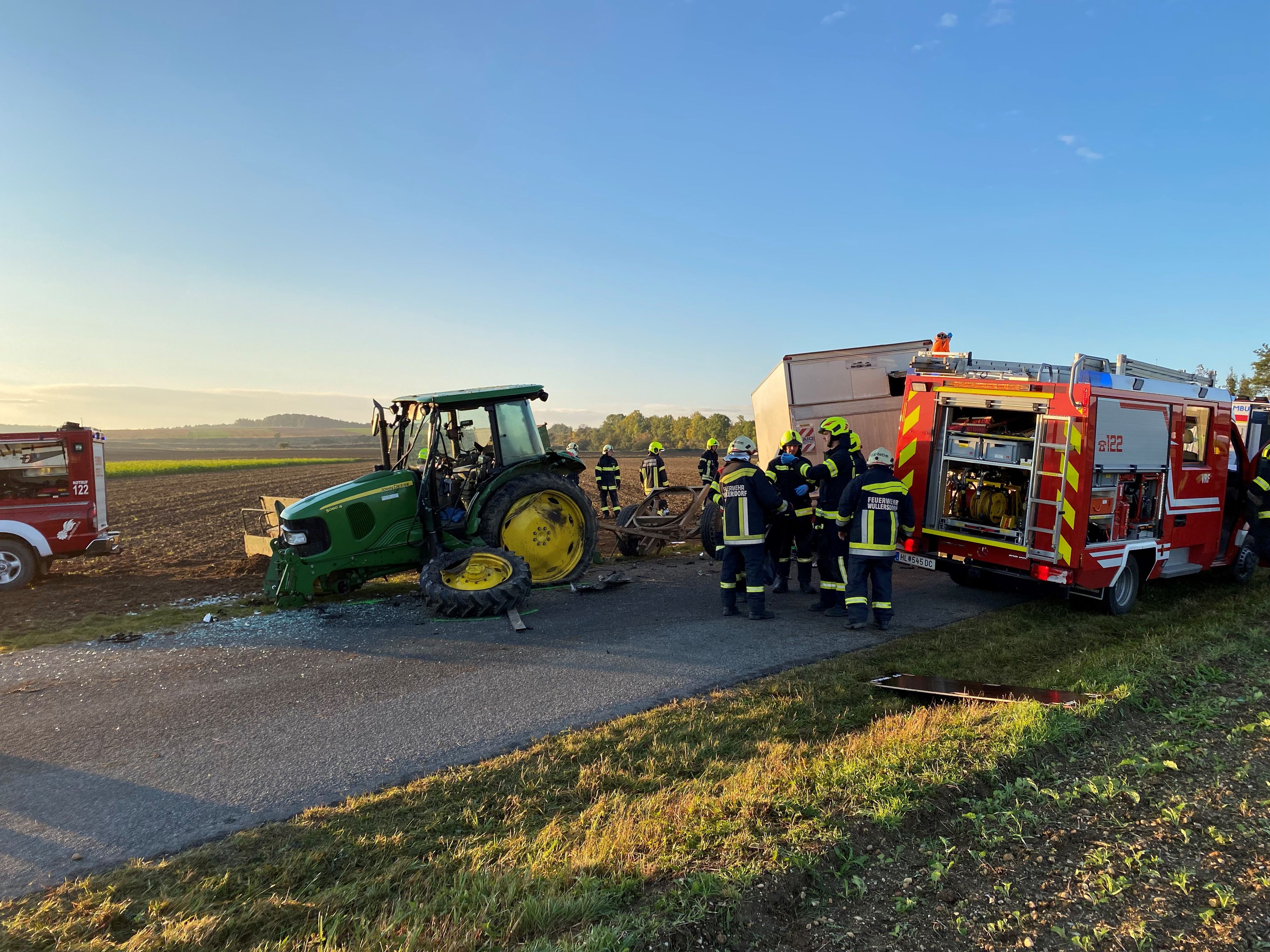 Kleintransporter krachte gegen Traktor