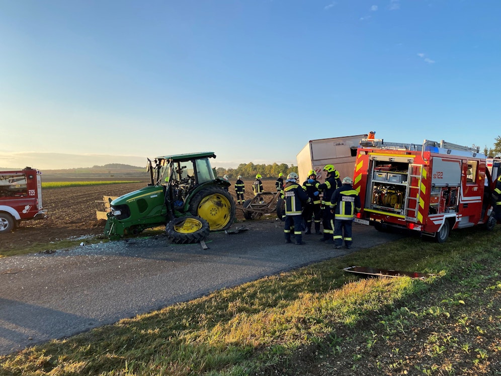Kleintransporter krachte gegen Traktor