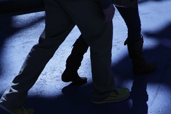 Im Stadtteil Auen soll ein 17-Jähriger von einem Unbekannten gewürgt worden sein, als er verweigerte, diesen zu umarmen.