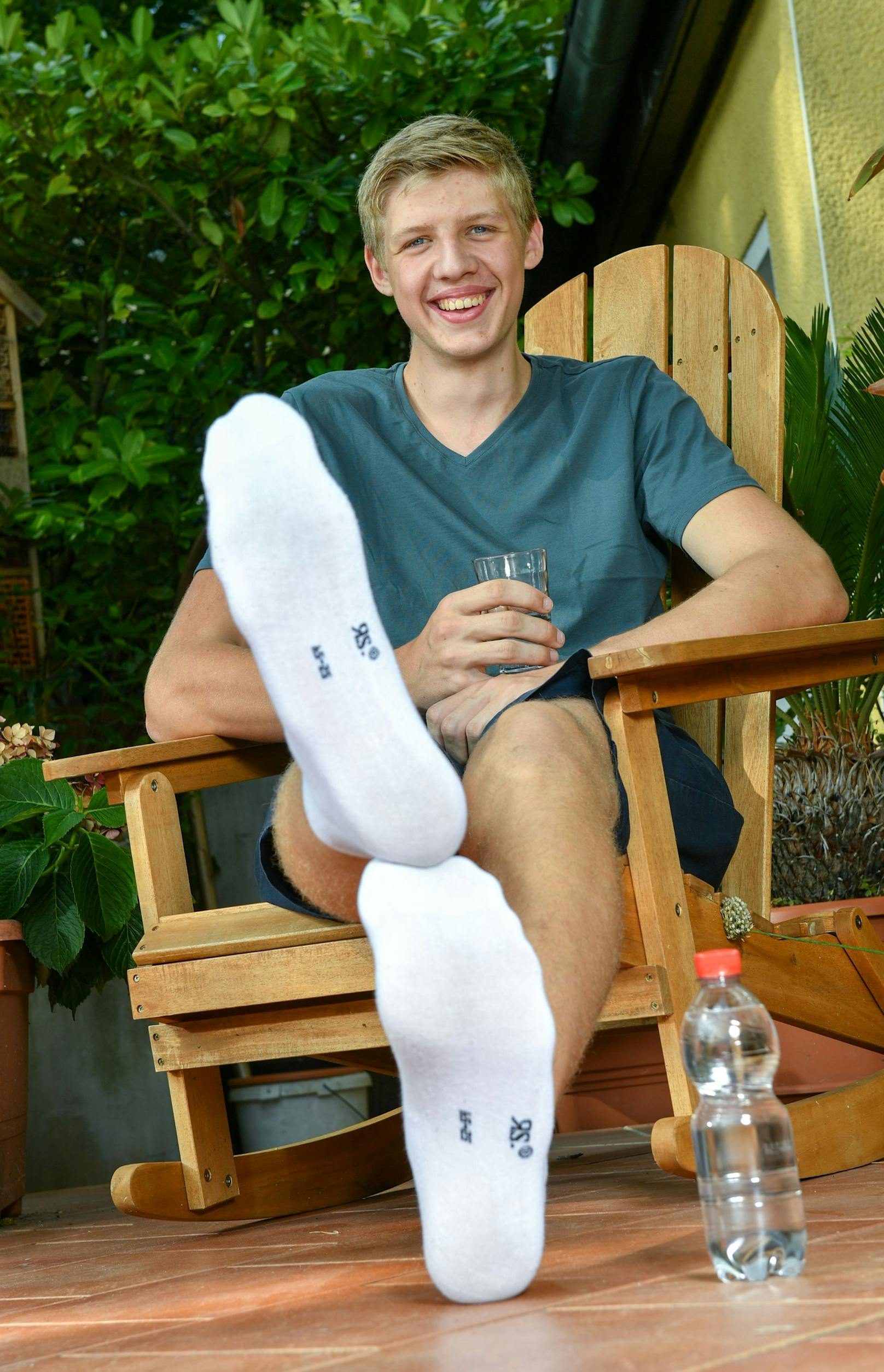 Der 16-jährige Lars Motza aus Berlin ist der Teenager mit den längsten Füßen der Welt. Zum Vergleich: Neben seinen Füßen steht eine 0,5-Liter-Wasserflasche.
