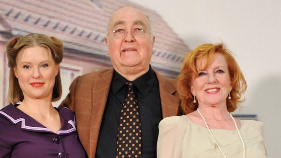 Ludwig Haas (als Dr. Ludwig Dressler) mit Sybille Waury (als Tanja Schildknecht, l.) und Marianne Rogee (als Isolde Pavarotti)