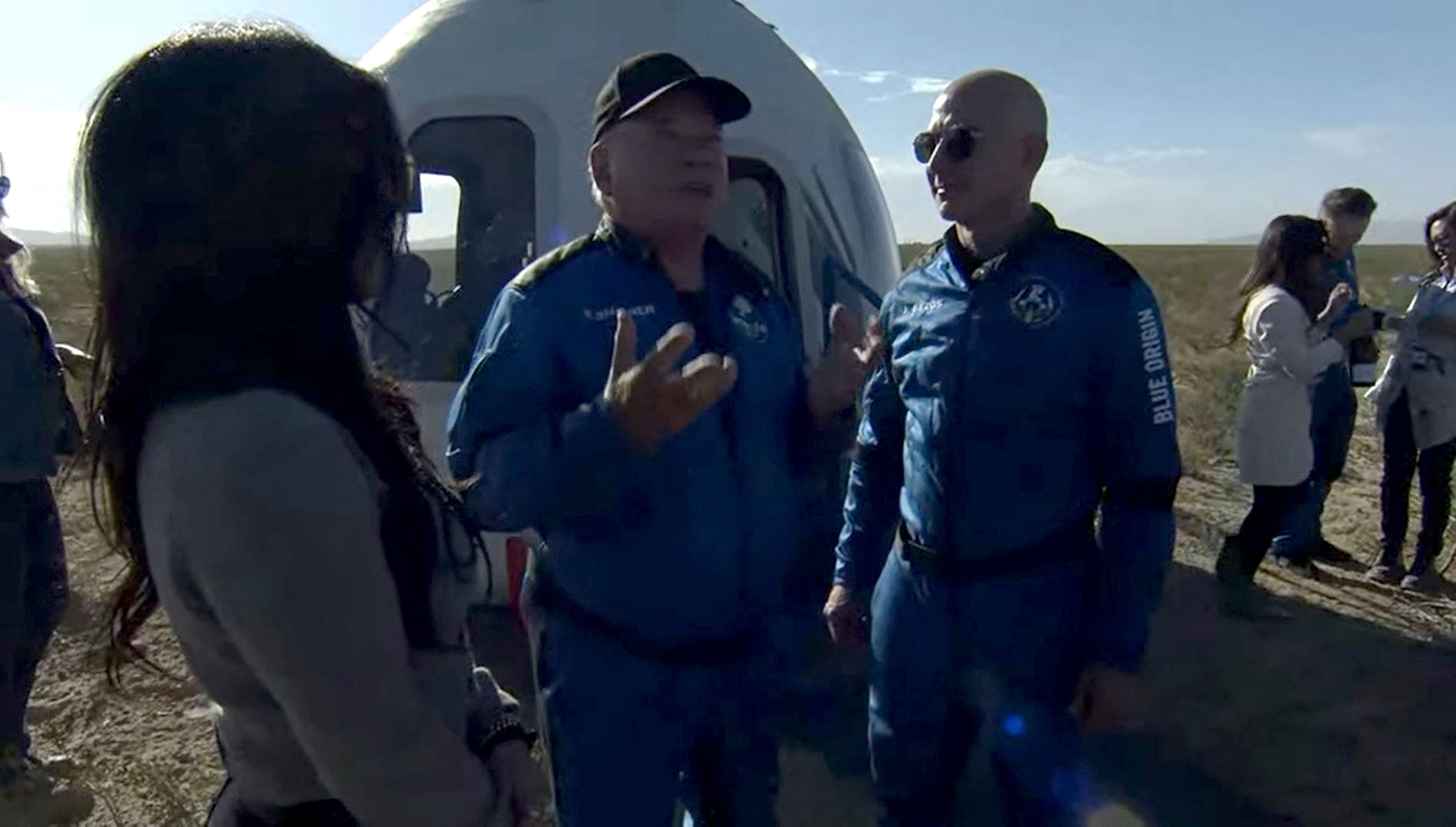 Download von www.picturedesk.com am 13.10.2021 (19:12).  *** SERVICEBILD *** In this still image taken from a Blue Origin video, New Shepard NS-18 mission crew member "Star Trek" actor, William Shatner (C) speaks with Blue Origin founder Jeff Bezos (R) on October 13, 2021, after landing in the West Texas region, 25 miles (40kms) north of Van Horn. (Photo by Jose ROMERO / BLUE ORIGIN / AFP) / RESTRICTED TO EDITORIAL USE - MANDATORY CREDIT "AFP PHOTO / Blue Origin" - NO MARKETING - NO ADVERTISING CAMPAIGNS - DISTRIBUTED AS A SERVICE TO CLIENTS - 20211013_PD4627 - Rechteinfo: Servicebild (SB) Bei diesem Bild ist PictureDesk ausschließlich technischer Dienstleister und stellt eine technische Bearbeitungsgebühr in Rechnung. PictureDesk ist weder Urheber noch Rechteinhaber. Die Nutzung liegt in alleiniger Verantwortung des Kunden. Nur für redaktionelle Nutzung! Werbliche Nutzung erfordert Freigabe: bitte schicken Sie uns eine Anfrage.