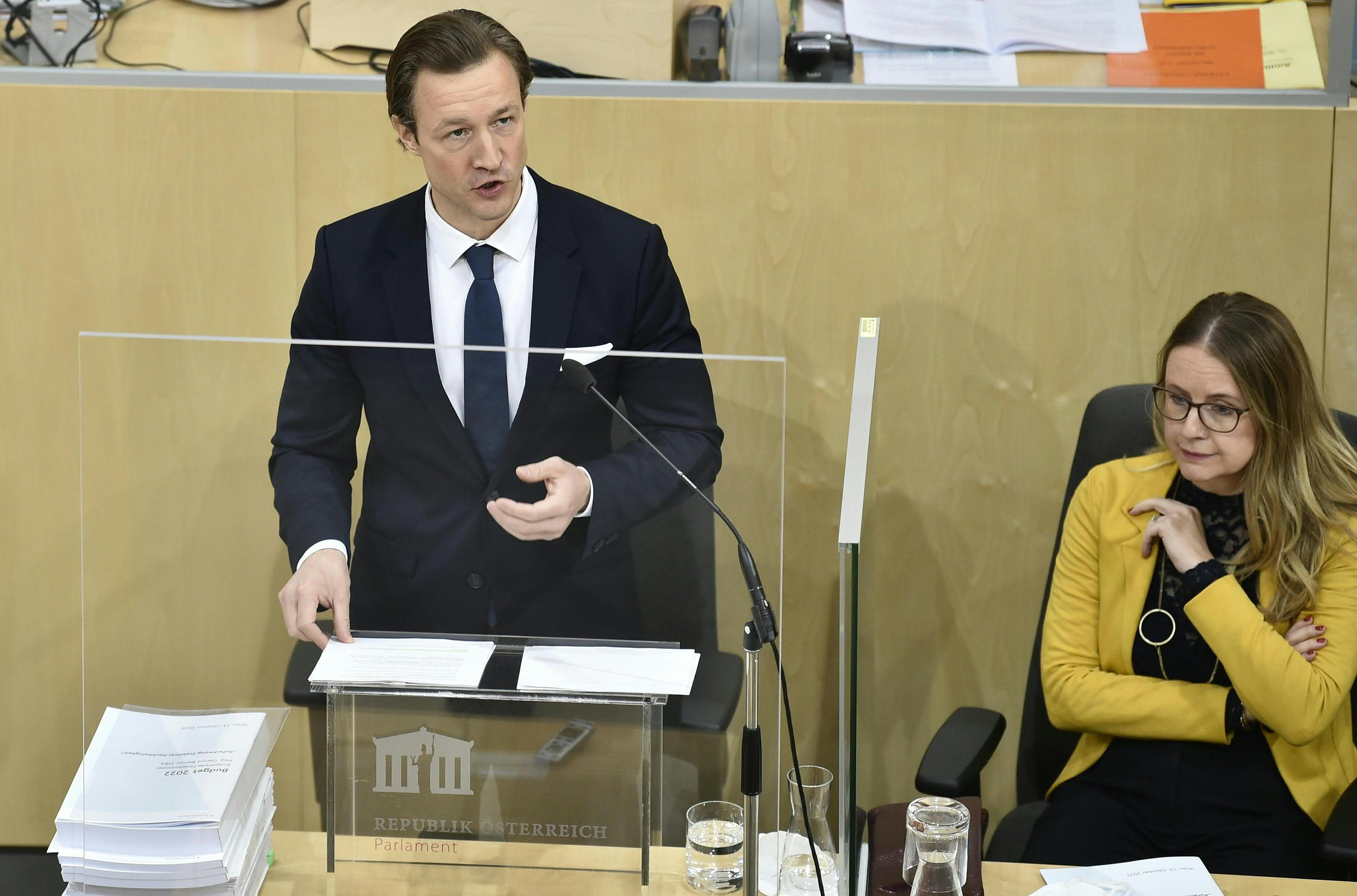 er Finanzminister Gernot Blümel (ÖVP) und BM Margarete Schramböck (ÖVP), anl. des Nationalrats mit Budgetrede am Mittwoch, 13. Oktober 2021.