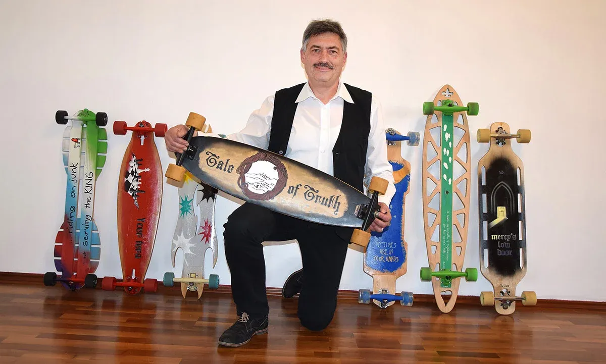 Klaus Kudella fährt nicht nur mit den Longboards, er bemalt sie auch.