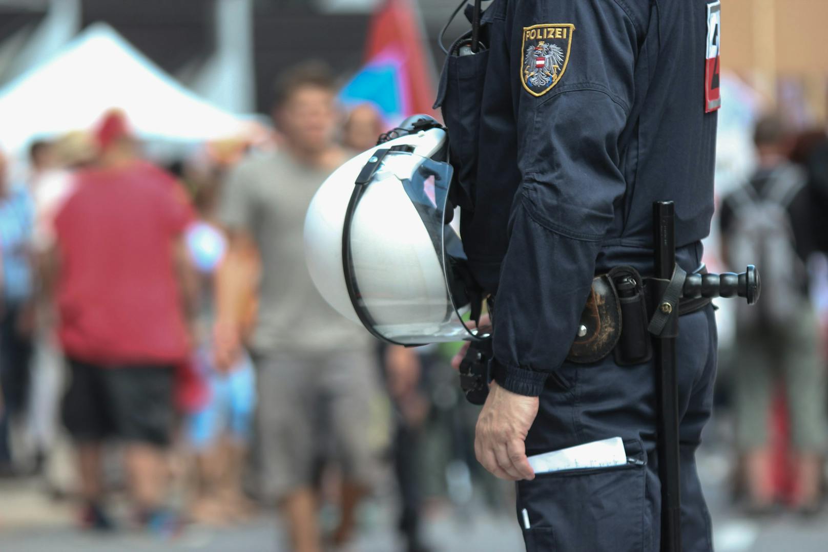 Ein Polizist im Einsatz bei einer Demonstration. Symbolbild