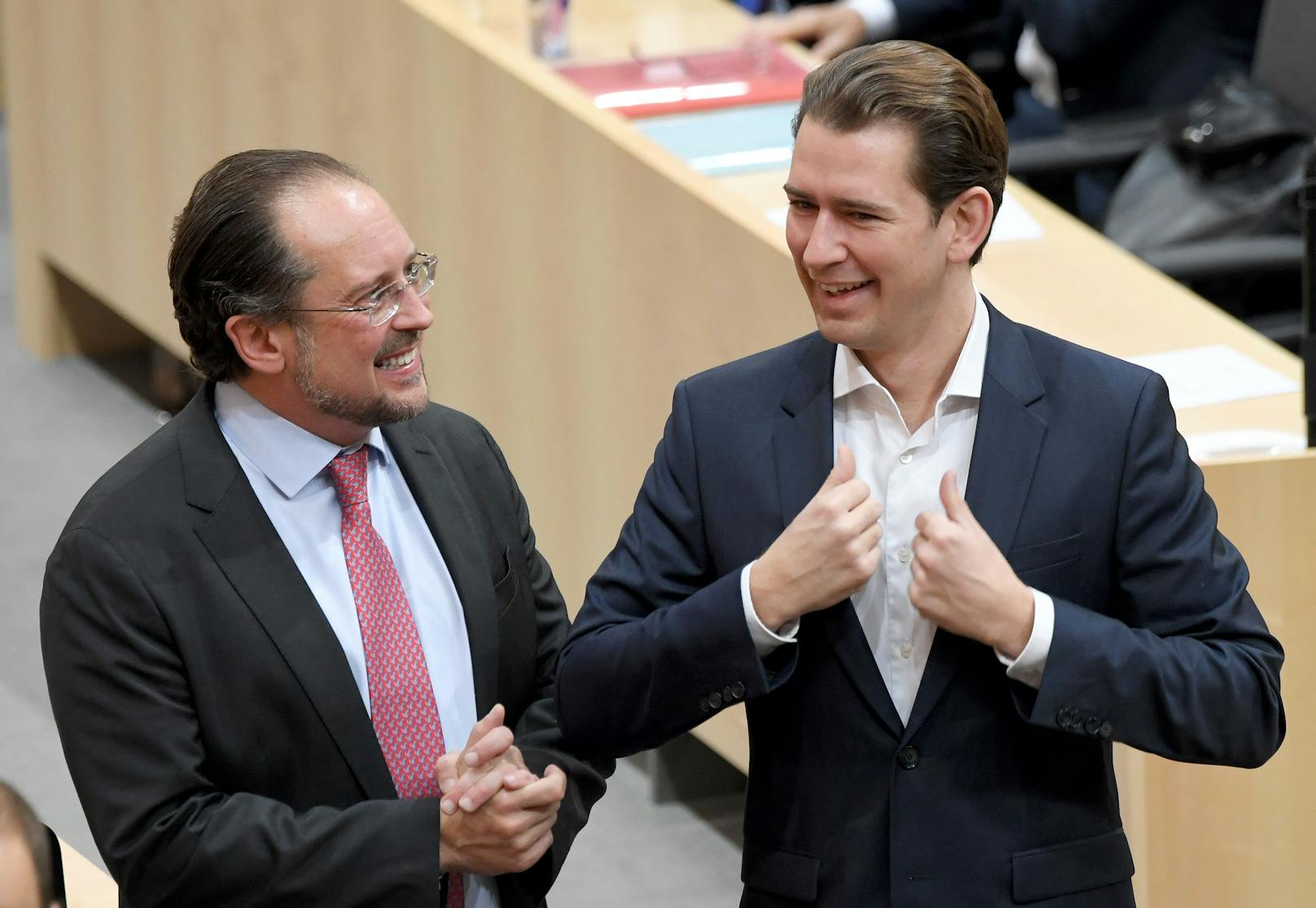 Da hatten sie noch gut lachen: Eine neue Umfrage stürzt die ÖVP und Ex-Kanzler Kurz tief in die Krise.