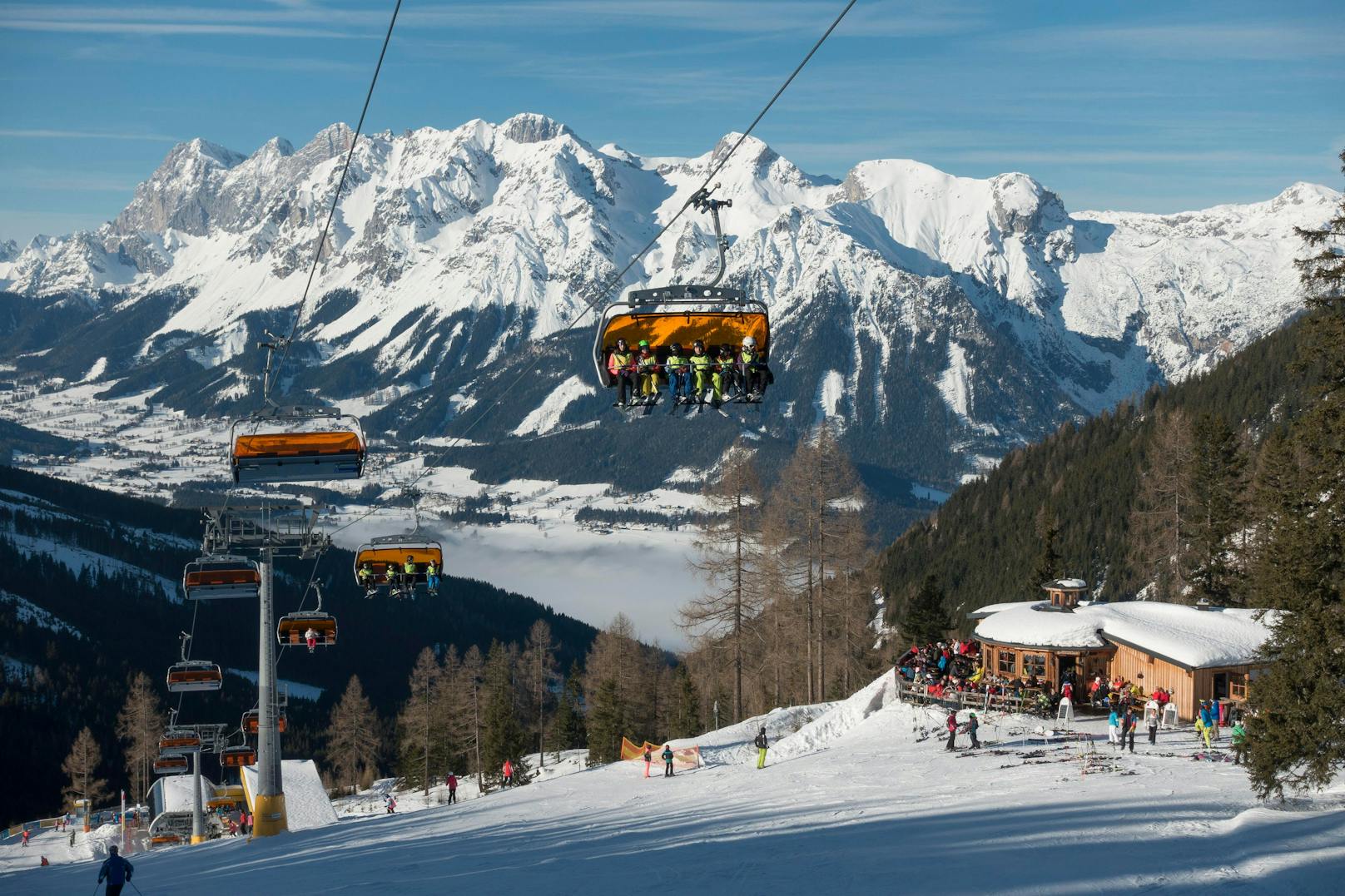 Skilift am Skiberg Hauser Kaibling, hinten Dachstein-Massiv in der Region Schladming-Dachstein der Skiwelt amadé