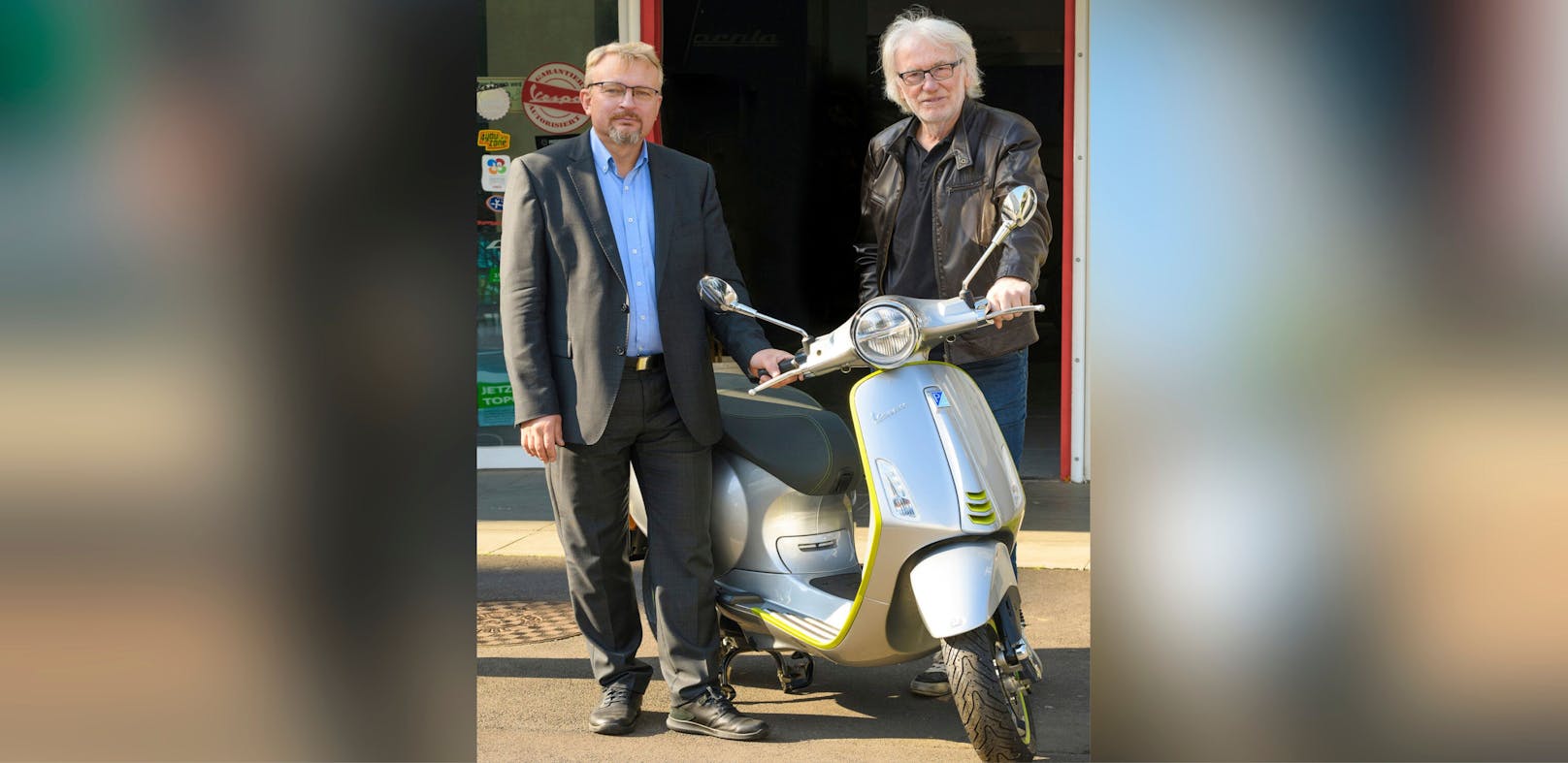 Firmengründer Michael Schinko (re.) und Geschäftsführer Gerhard Lengauer mit einem der E-Mopeds.