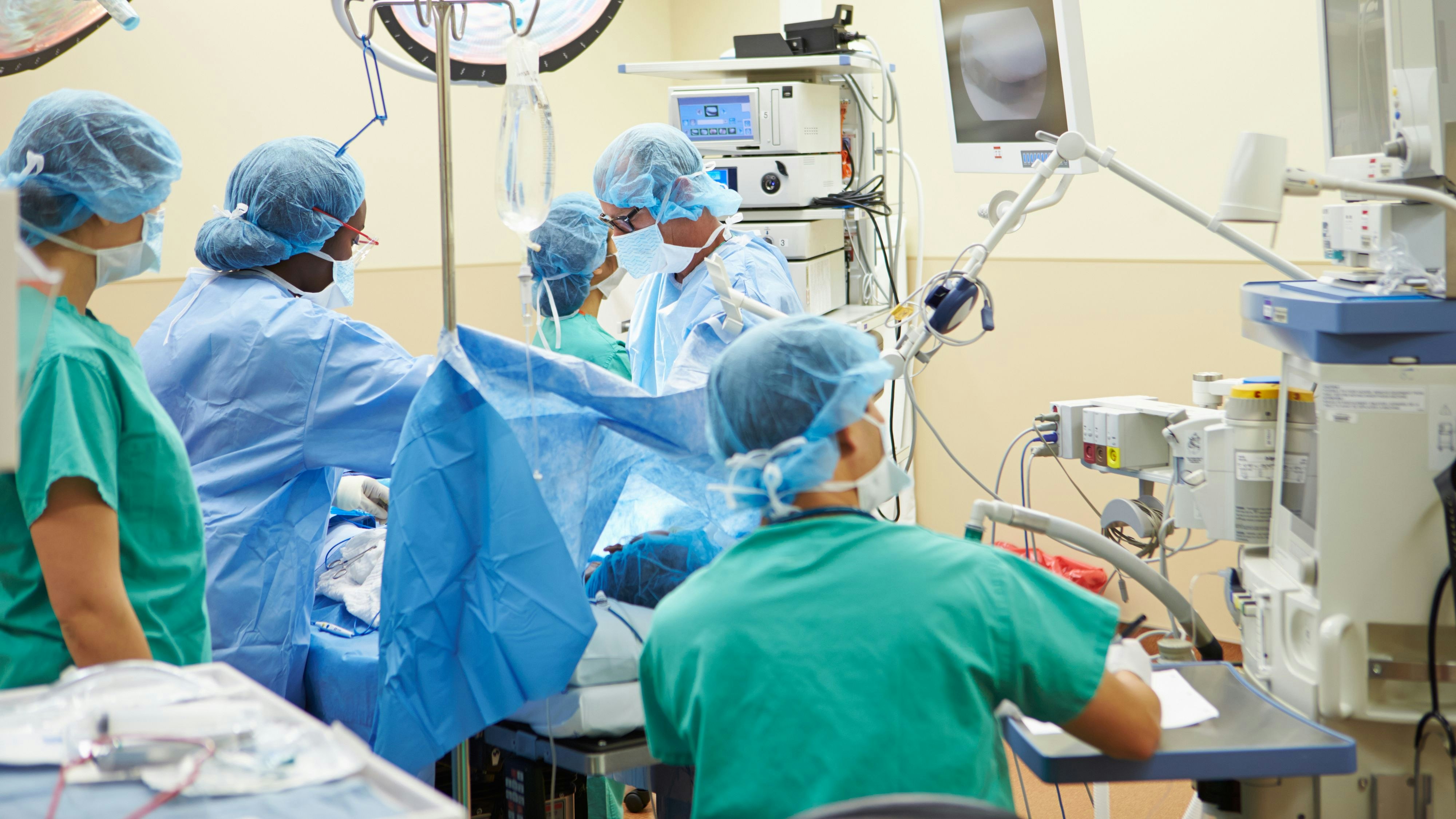 Eine Corona-infizierte Frau brachte ihr Baby per Notkaiserschnitt zur Welt.