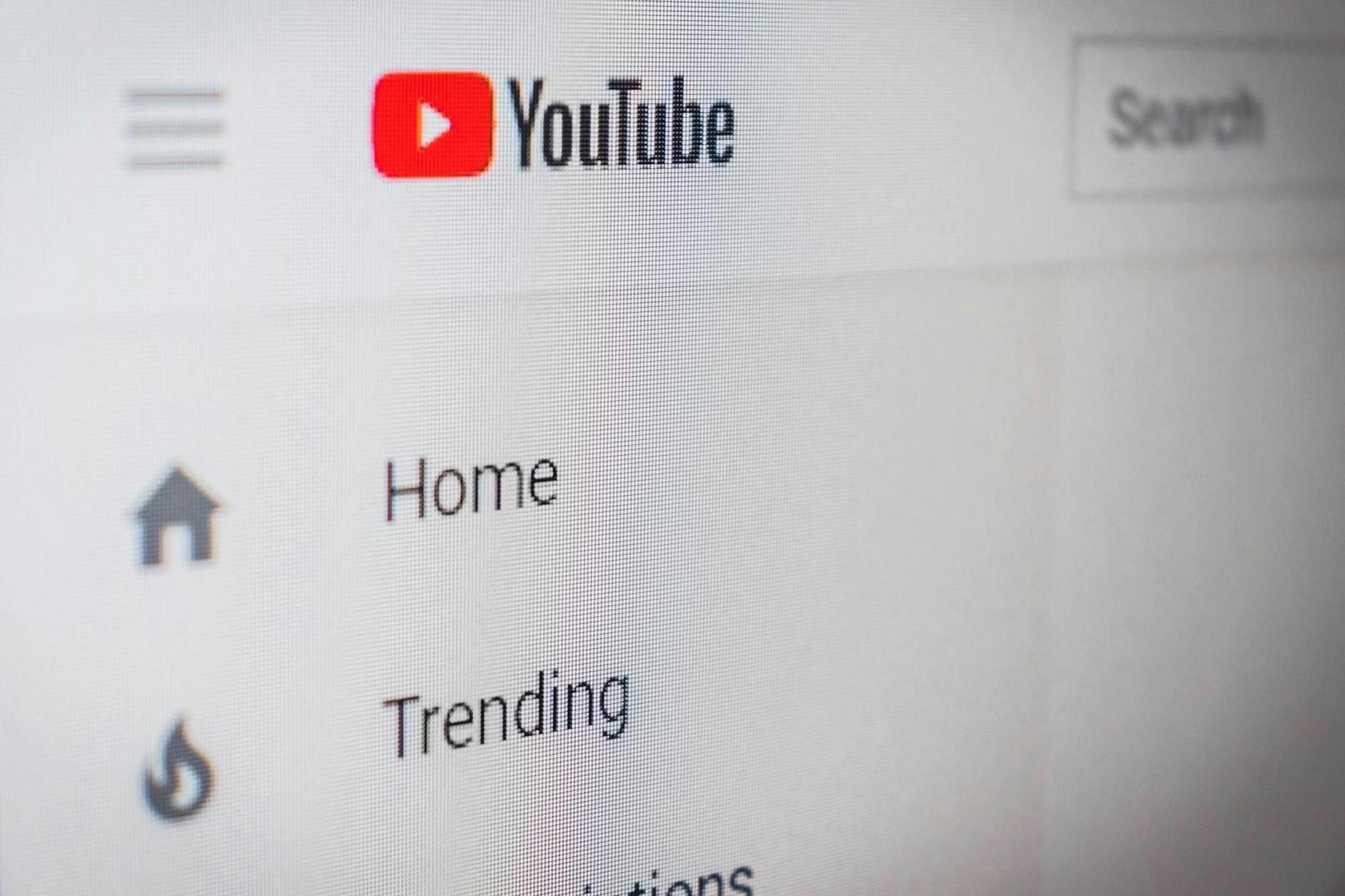 YouTube sperrt immer wieder Videos, die Fehlinformationen beinhalten.