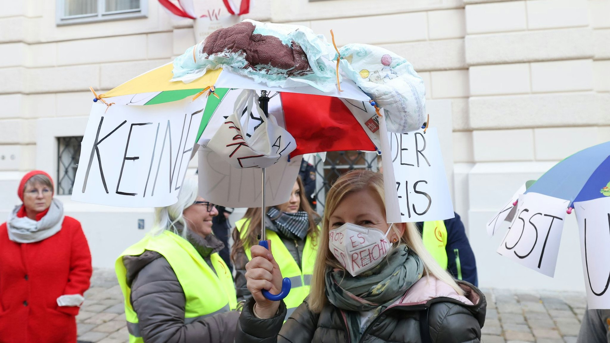 Rund 1.000 Kindergartenpädagogen der städtischen Kindergärten und Horte sowie Gewerkschaftsvertreter demonstrierten am Donnerstag in Wien für bessere Arbeitsbedingungen.