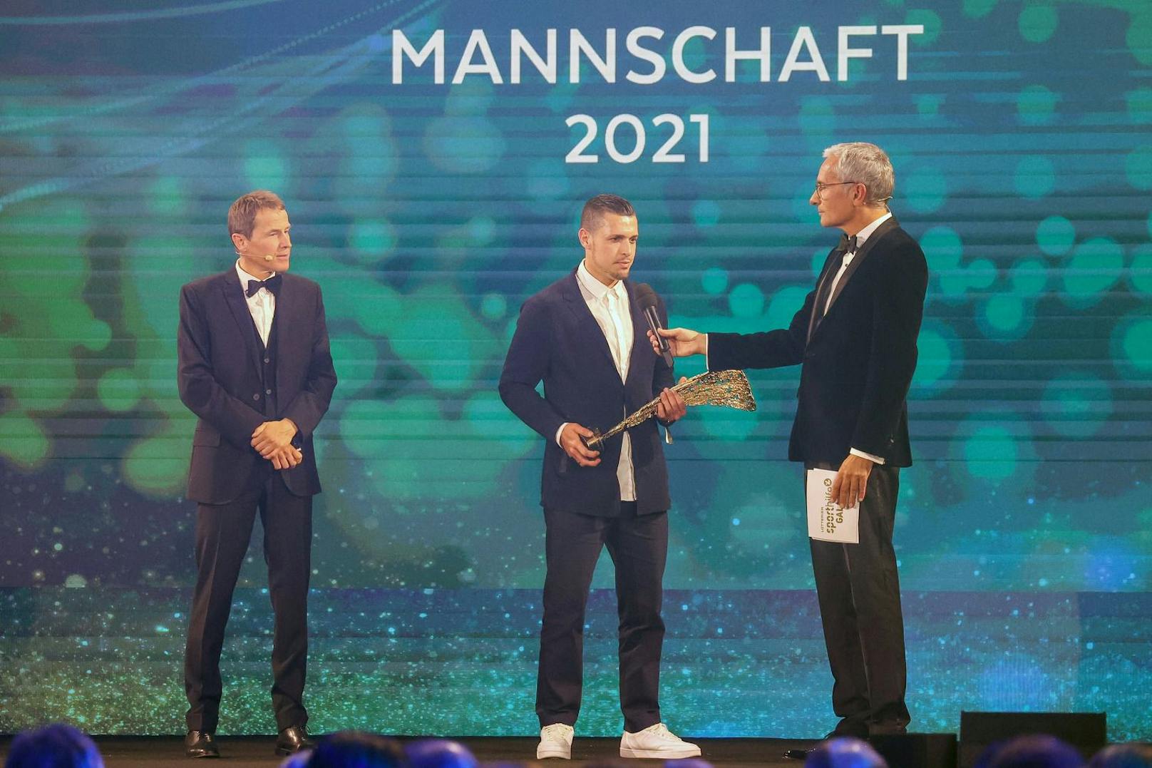 Salzburg-Kicker Zlatko Junuzovic nimmt den Preis für die Mannschaft des Jahres von Alexander Goldberger entgegen. 