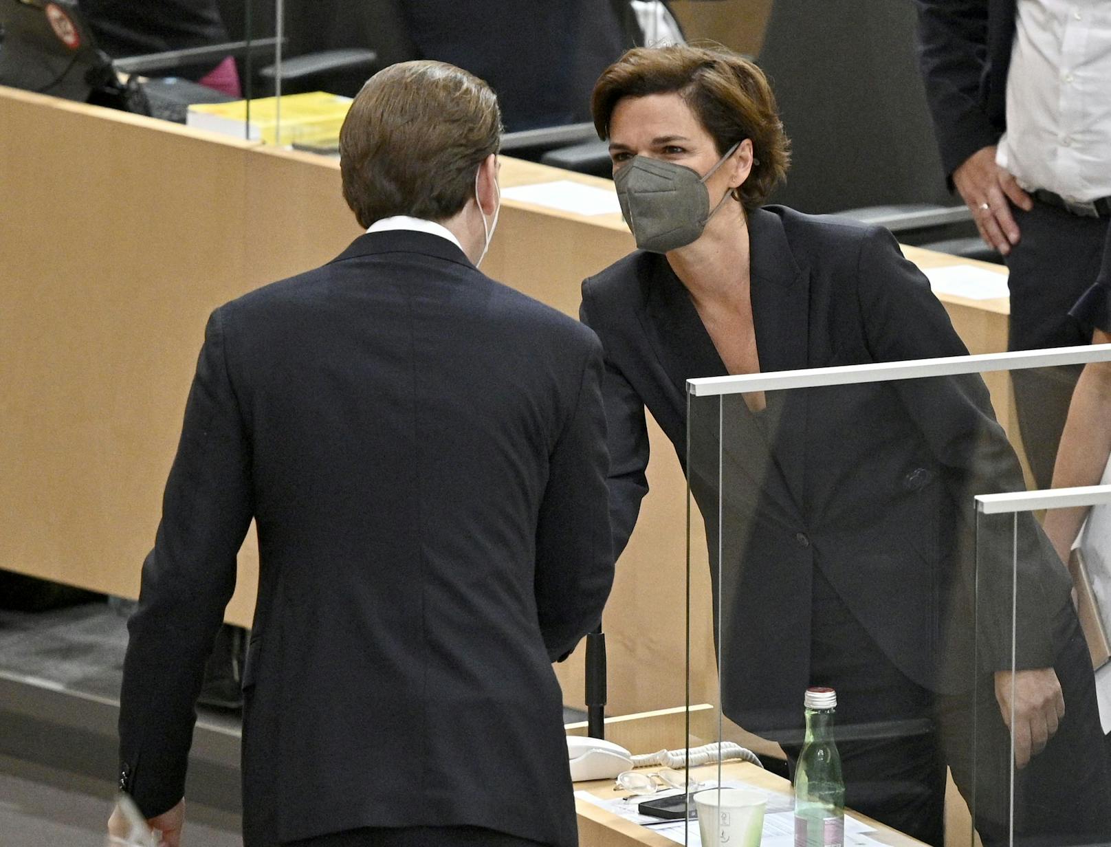 Auch SPÖ-Chefin Pamela Rendi-Wagner begrüßte Sebastian Kurz.