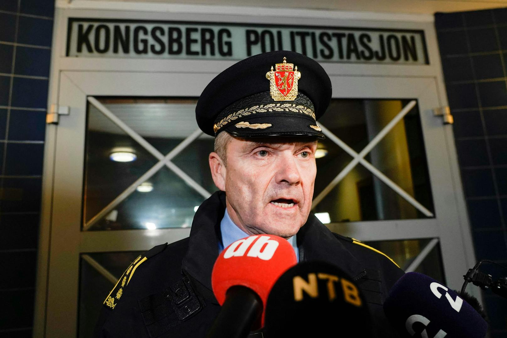 Laut Polizeichef Øyvind Aas ist das Motiv des Täters unklar, ein Terroranschlag kann jedoch nicht ausgeschlossen werden.