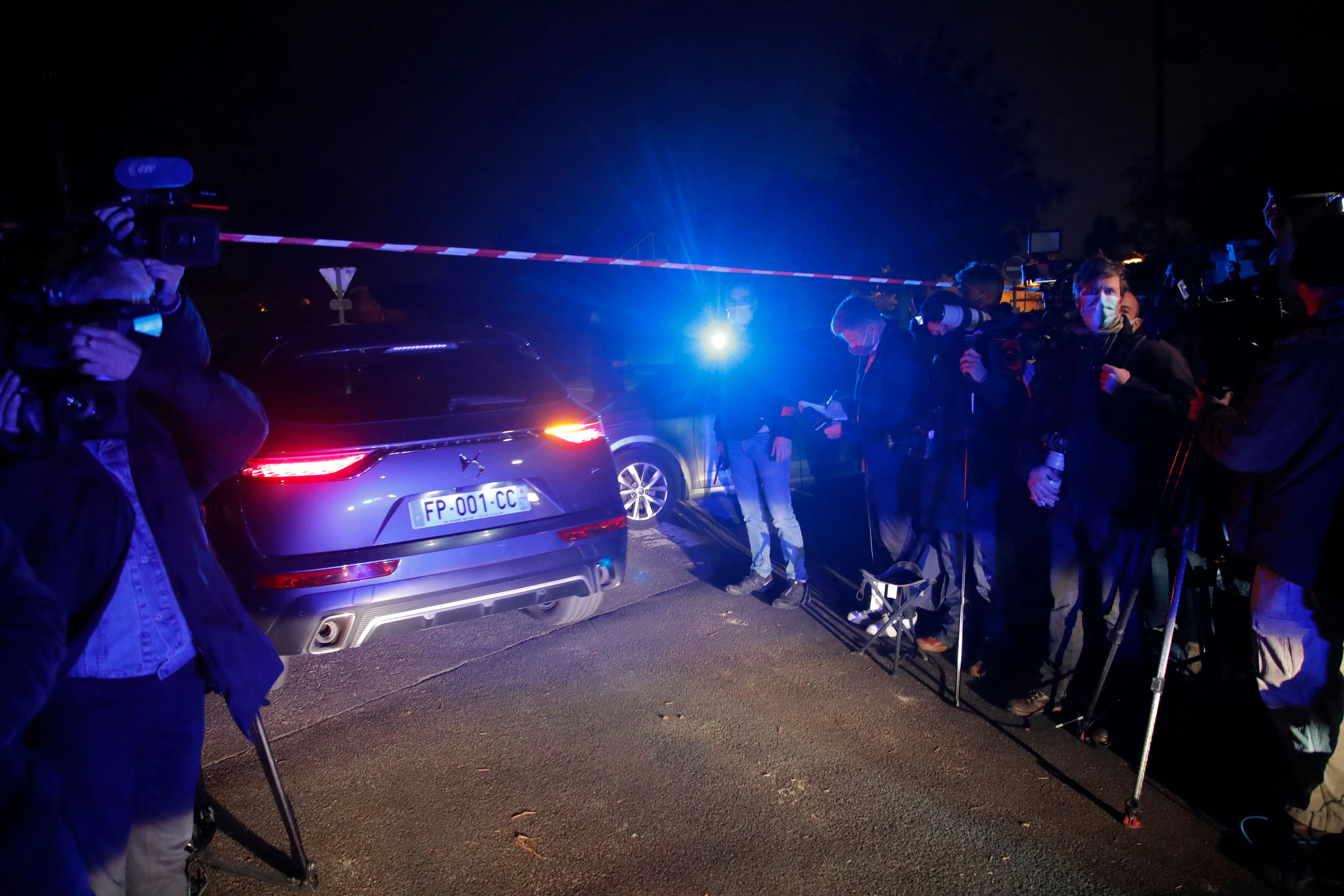 Download von www.picturedesk.com am 14.10.2021 (12:51).  A police car enters the perimeter after a history teacher who opened a discussion with students on caricatures of Islam's Prophet Muhammad was decapitated, Friday, Oct. 16, 2020 in Conflans-Saint-Honorine, north of Paris. Police have shot the suspected killer dead. (AP Photo/Michel Euler) - 20201016_PD7352 - Rechteinfo: Rights Managed (RM)