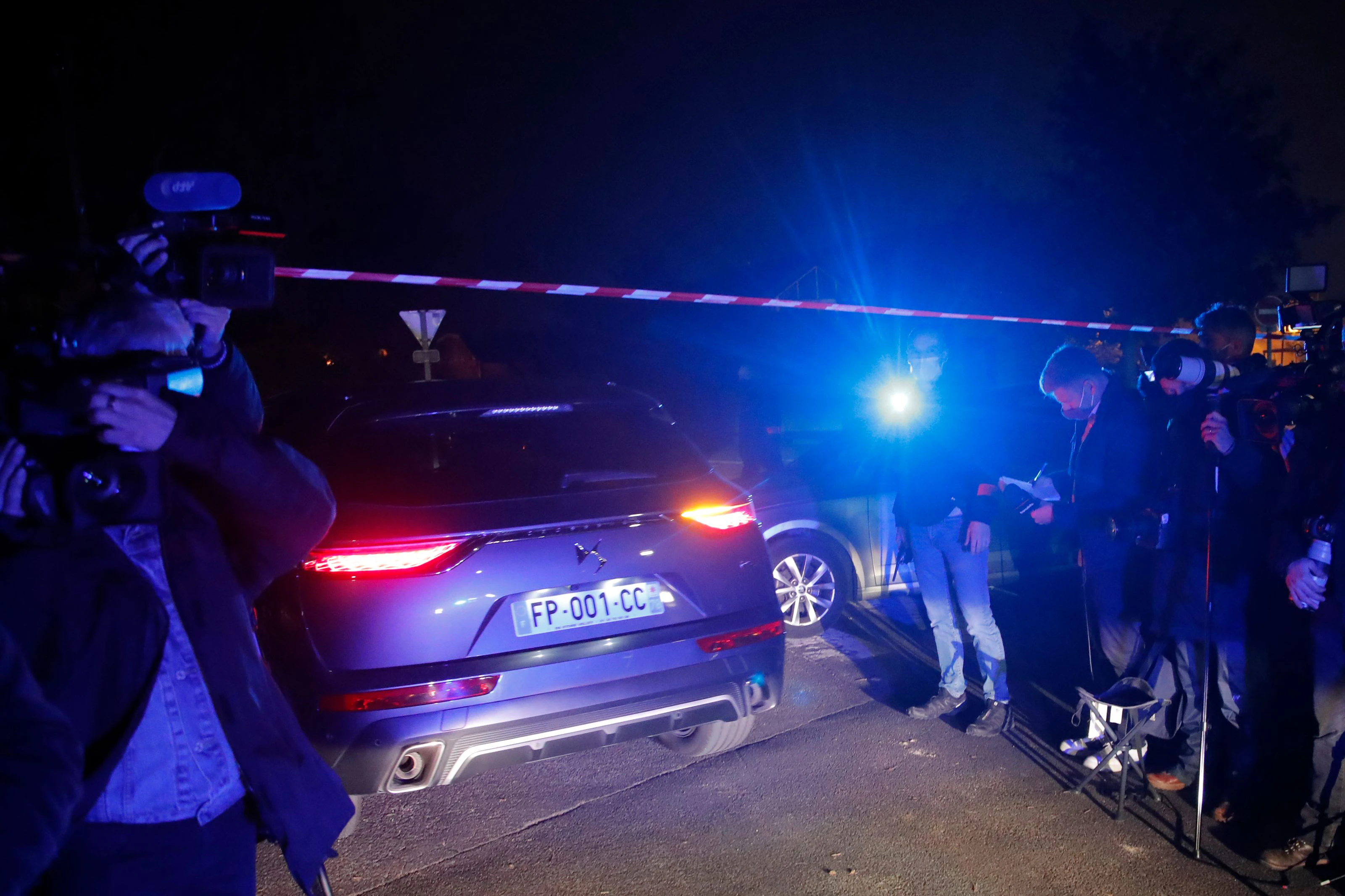 Download von www.picturedesk.com am 14.10.2021 (12:51).  A police car enters the perimeter after a history teacher who opened a discussion with students on caricatures of Islam's Prophet Muhammad was decapitated, Friday, Oct. 16, 2020 in Conflans-Saint-Honorine, north of Paris. Police have shot the suspected killer dead. (AP Photo/Michel Euler) - 20201016_PD7352 - Rechteinfo: Rights Managed (RM)