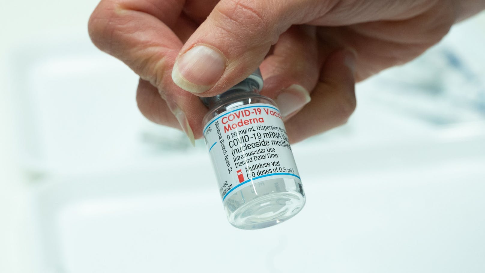 Der überarbeitete Corona-Impfstoff von Moderna verstärkt nach Angaben des Konzerns den Schutz vor Omikron.