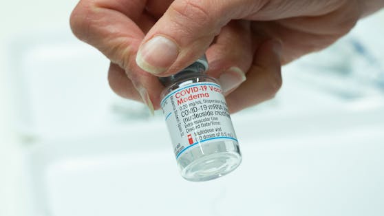 Der überarbeitete Corona-Impfstoff von Moderna verstärkt nach Angaben des Konzerns den Schutz vor Omikron.