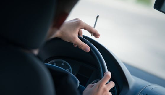 Der Autofahrer rauchte während der Fahrt Cannabis.