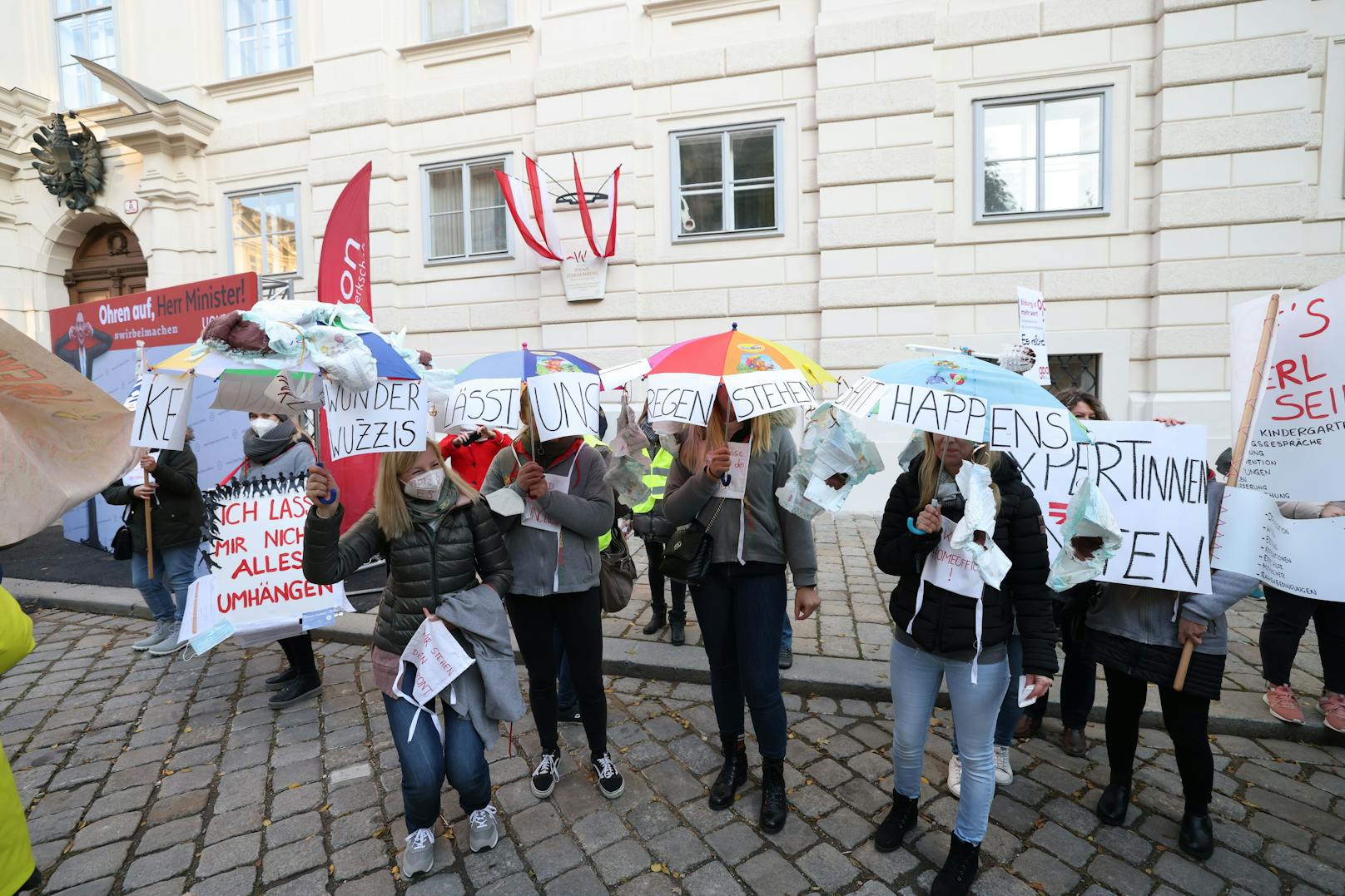 Rund 1.000 Kindergartenpädagogen der städtischen Kindergärten und Horte sowie Gewerkschaftsvertreter demonstrierten am Donnerstag in Wien für bessere Arbeitsbedingungen.