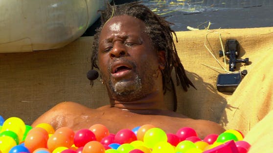Gefährliche Spiele bei der RTL-Show "Sommerhaus der Stars": Mola Adebisi hat sich wehgetan.