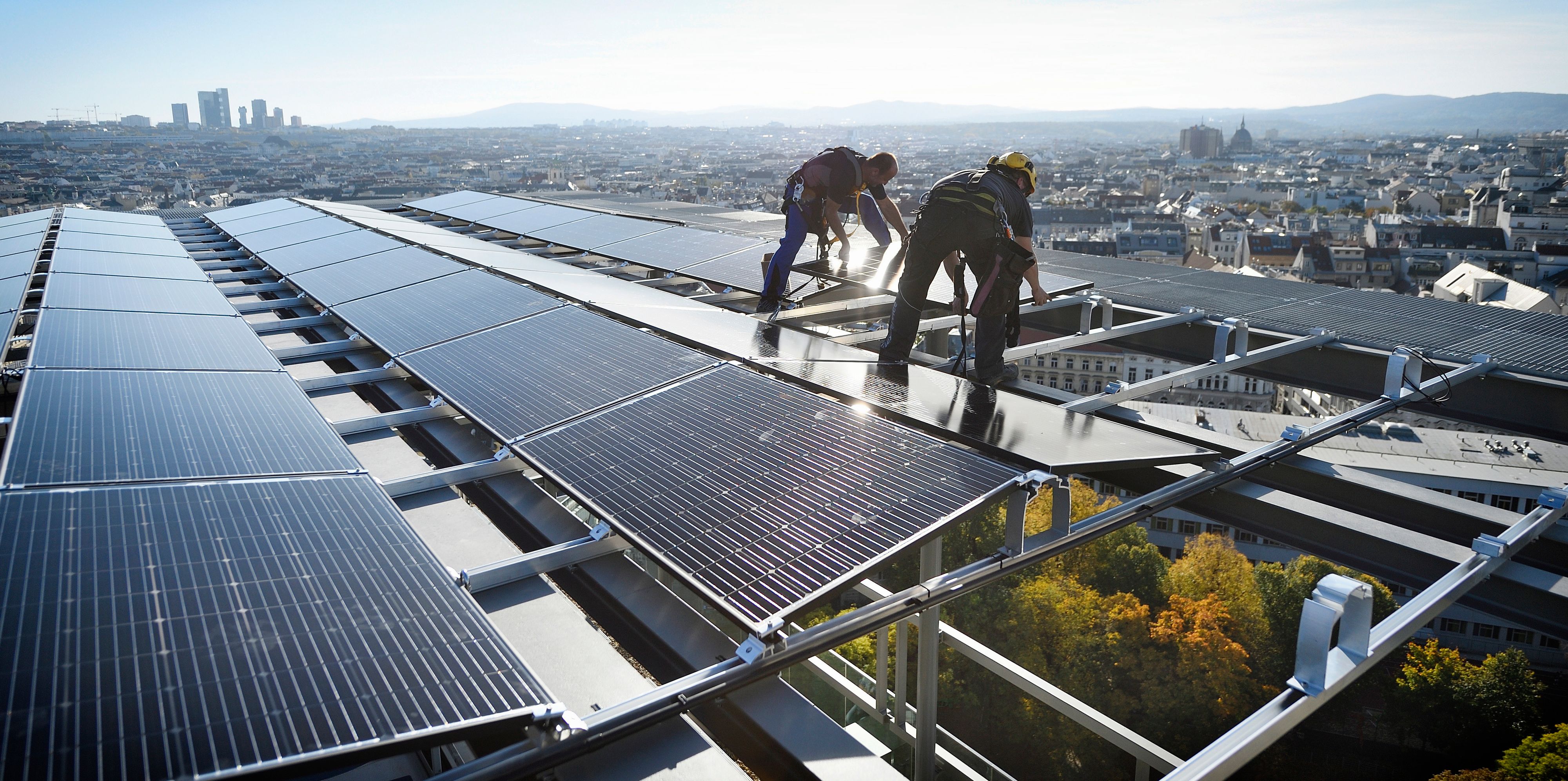 Montage der Photovoltaik-Module auf das Dach des Haus des Meeres