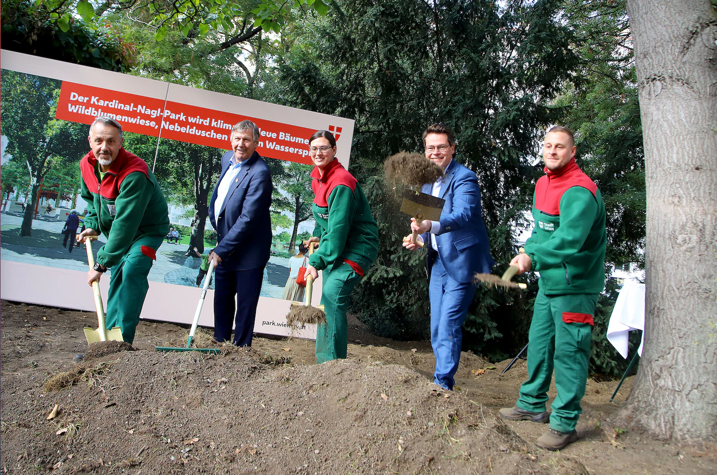 Der Kardinal Nagl-Park (Landstraße) wird umgestaltetet, heute nahmen Klimastadtrat Jürgen Czernohorszky (2.v.r.) und Bezirkschef Erich Hohenberger (2.v.l.) gemeinsam mit den Wiener Stadtgärtnern den Spatenstich vor. Bis zum Herbst 2022 entstehen neue Grünflächen, ein Wasserspiel und eine neue Spielzone.