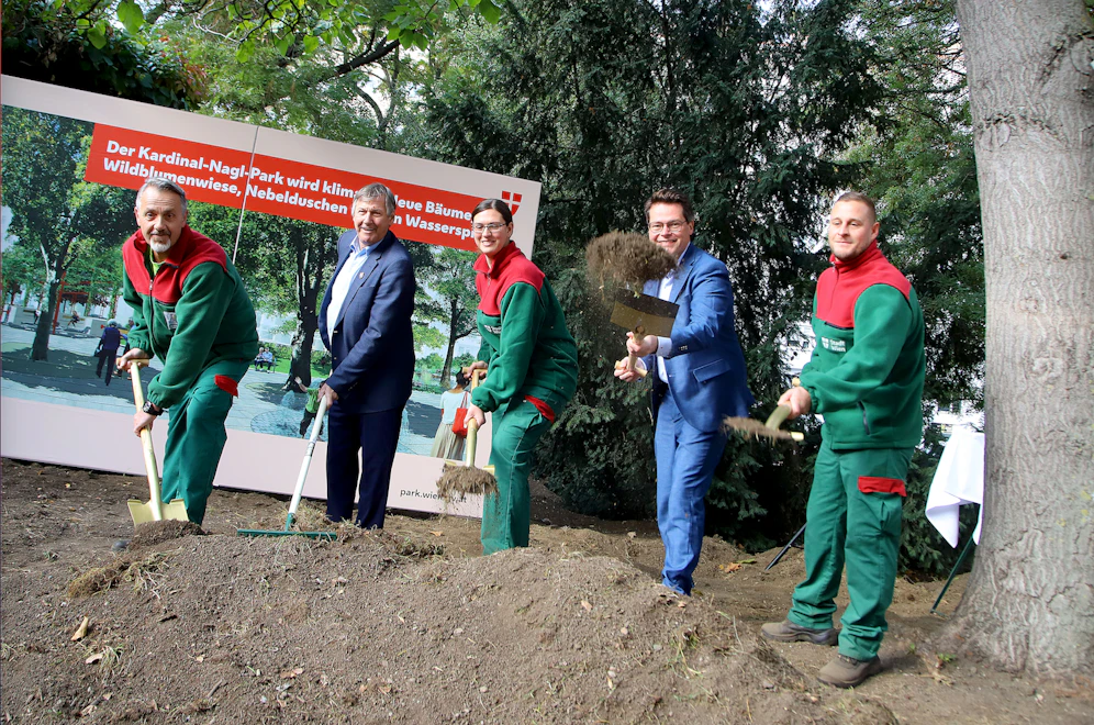 Der Kardinal Nagl-Park (Landstraße) wird umgestaltetet, heute nahmen Klimastadtrat Jürgen Czernohorszky (2.v.r.) und Bezirkschef Erich Hohenberger (2.v.l.) gemeinsam mit den Wiener Stadtgärtnern den Spatenstich vor. Bis zum Herbst 2022 entstehen neue Grünflächen, ein Wasserspiel und eine neue Spielzone.