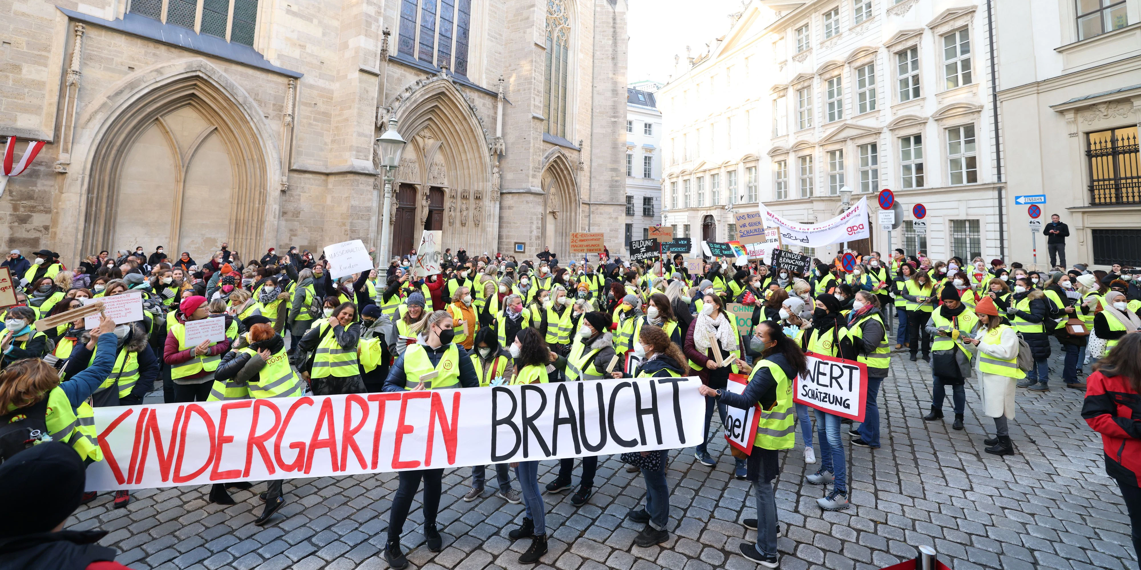 Rund 1.000 Kindergartenpädagogen der städtischen Kindergärten und Horte sowie Gewerkschaftsvertreter demonstrierten am Donnerstag in Wien für bessere Arbeitsbedingungen.